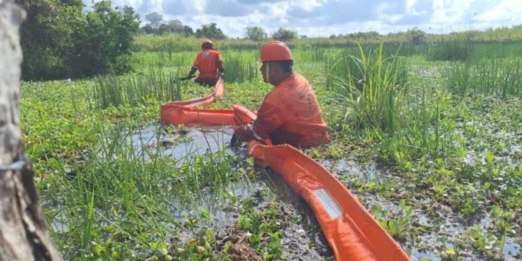 Continúan trabajos de saneamiento tras derrame de hidrocarburo en Comalcalco