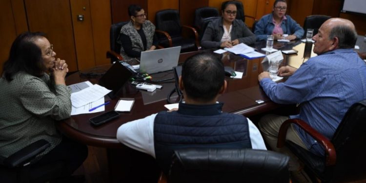 Pemex dialoga con familias sobre posible reubicación de escuelas en Paraíso