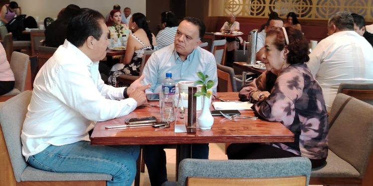 Marcos Rosendo Medina niega acercamiento político con el PVEM tras reunión con Evaristo Hernández