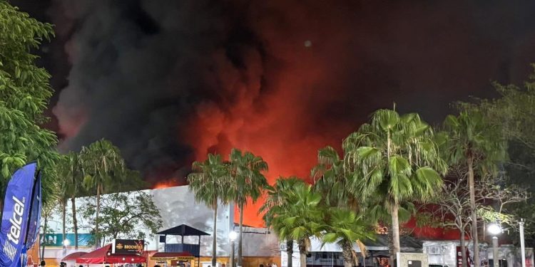 Fuerte incendio consume la Nave 1 del Parque Tabasco Dora María durante la Feria Tabasco 2026