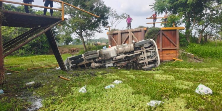 Colapsa puente en la ranchería Calicanto de Jalapa