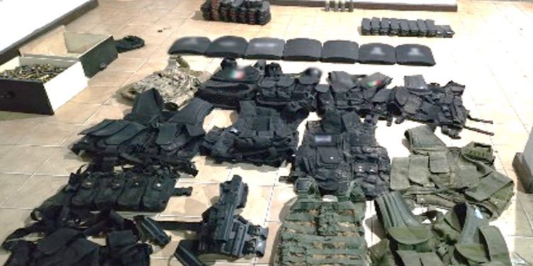 Capturan a cinco personas en Centro con armas, drogas y equipo táctico
