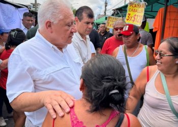Rafael Marín vuelve a encontrarse con amigos en el Tianguis de la Región 100