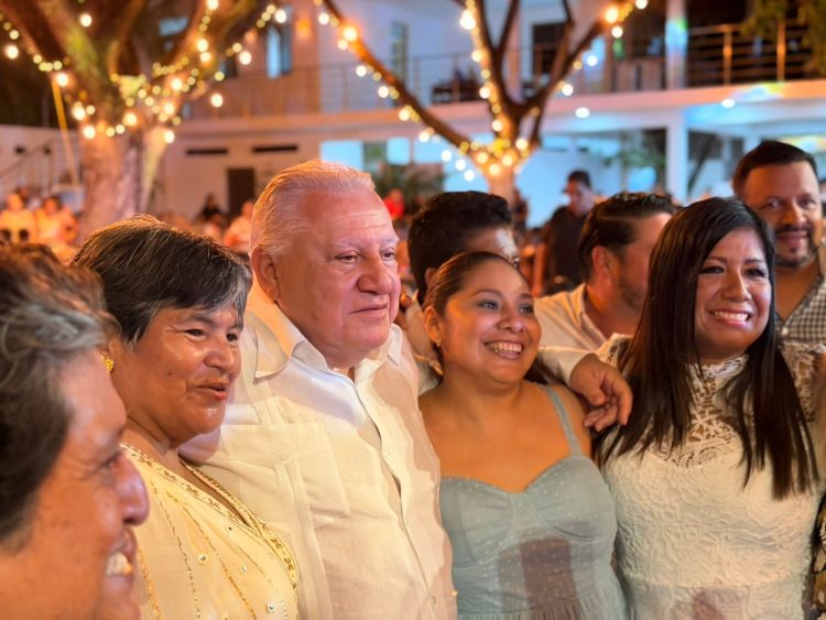Rafa Marín reconoce la vocación del magisterio durante pletórico encuentro con docentes en Playa del Carmen