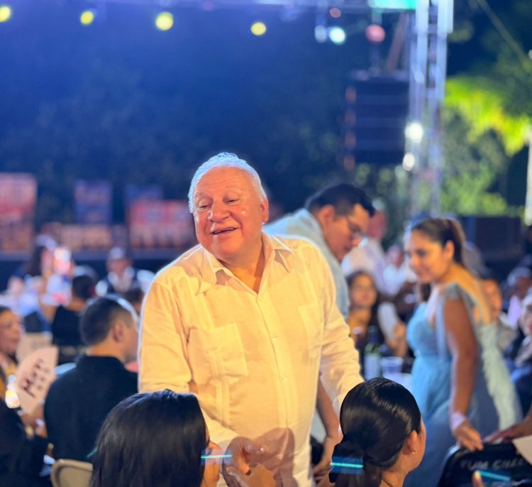 Rafa Marín reconoce la vocación del magisterio durante pletórico encuentro con docentes en Playa del Carmen