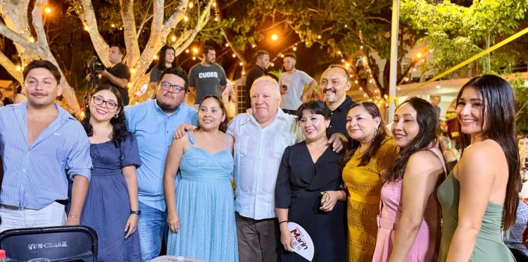 Rafa Marín reconoce la vocación del magisterio durante pletórico encuentro con docentes en Playa del Carmen