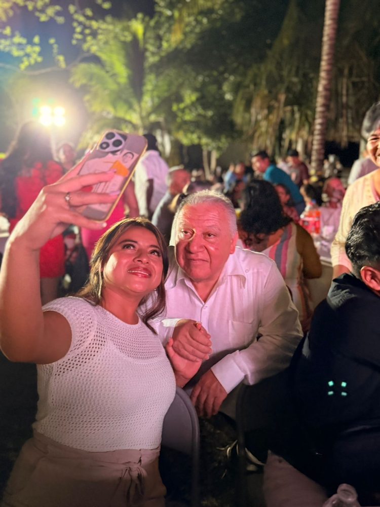Rafa Marín reconoce la vocación del magisterio durante pletórico encuentro con docentes en Playa del Carmen