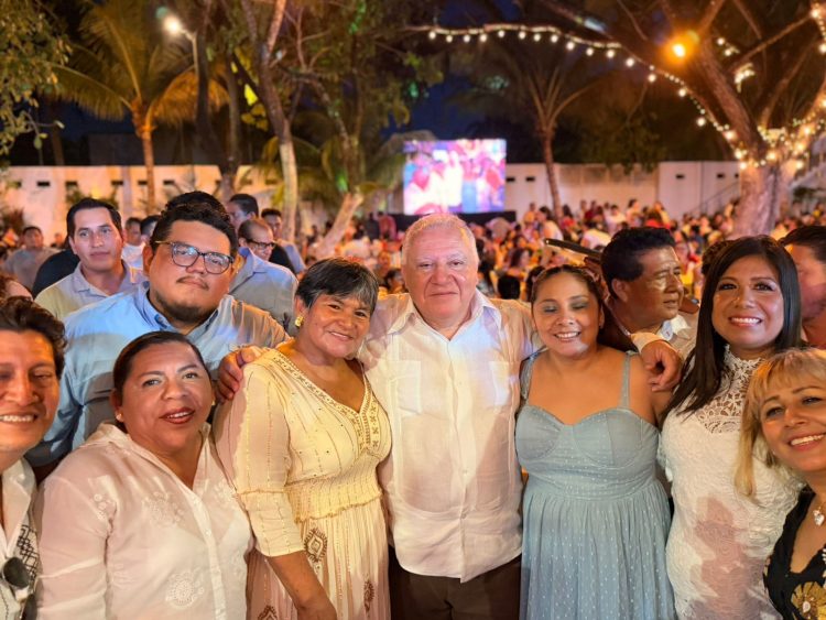 Rafa Marín reconoce la vocación del magisterio durante pletórico encuentro con docentes en Playa del Carmen