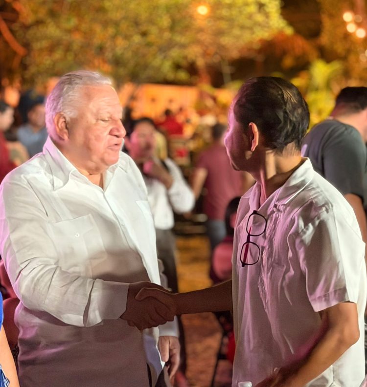 Rafa Marín reconoce la vocación del magisterio durante pletórico encuentro con docentes en Playa del Carmen