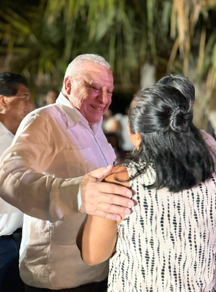 Rafa Marín reconoce la vocación del magisterio durante pletórico encuentro con docentes en Playa del Carmen
