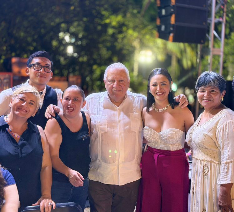 Rafa Marín reconoce la vocación del magisterio durante pletórico encuentro con docentes en Playa del Carmen