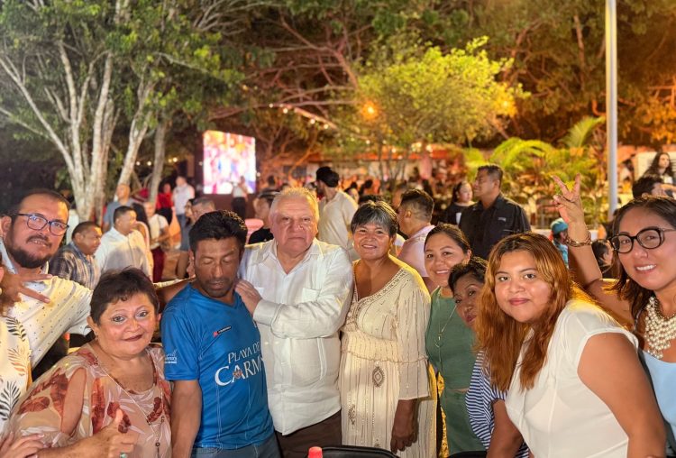 Rafa Marín reconoce la vocación del magisterio durante pletórico encuentro con docentes en Playa del Carmen