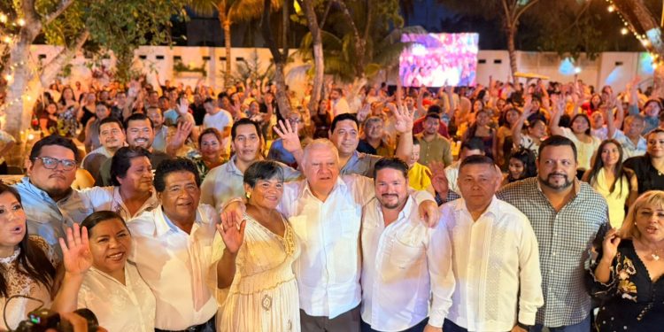 Rafa Marín reconoce la vocación del magisterio durante pletórico encuentro con docentes en Playa del Carmen