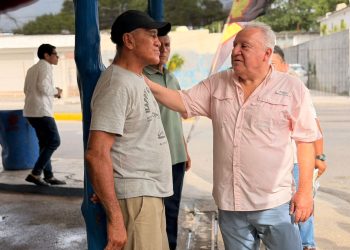 Rafa Marín comparte recuerdos y reflexiones con vecinos de Playa del Carmen
