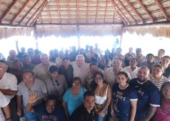 Frente al mar de Puerto Juárez, pescadores dialogan con Rafa Marín sobre los retos del sector