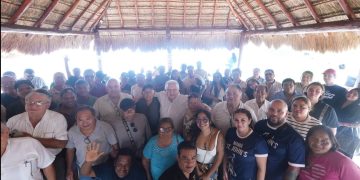 Frente al mar de Puerto Juárez, pescadores dialogan con Rafa Marín sobre los retos del sector