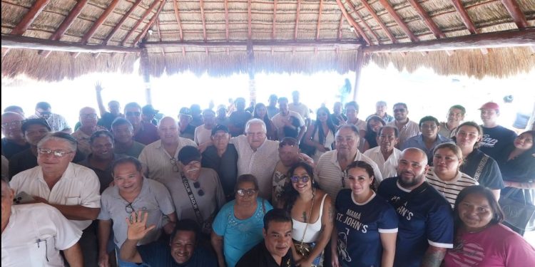 Frente al mar de Puerto Juárez, pescadores dialogan con Rafa Marín sobre los retos del sector
