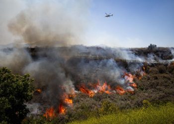 Incendio forestal obliga a evacuar a miles en el sur de California