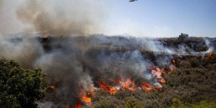 Incendio forestal obliga a evacuar a miles en el sur de California