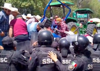 Tensión en megamarcha de campesinos y transportistas en CDMX deja enfrentamiento con policías