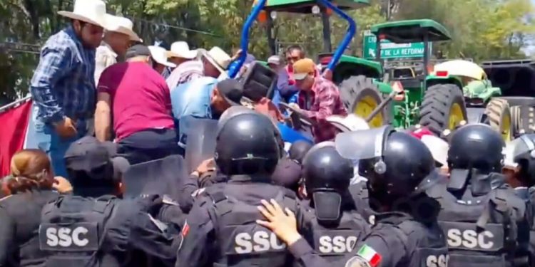 Tensión en megamarcha de campesinos y transportistas en CDMX deja enfrentamiento con policías