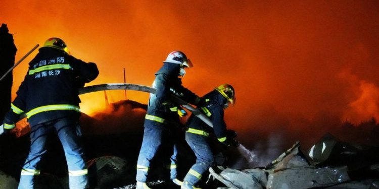 Explosión en fábrica de fuegos artificiales en China deja 26 muertos y 61 heridos