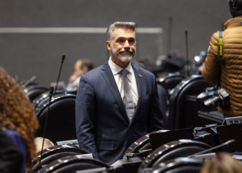 Sergio Mayer atribuye su salida de Morena a conflictos internos y falta de respaldo