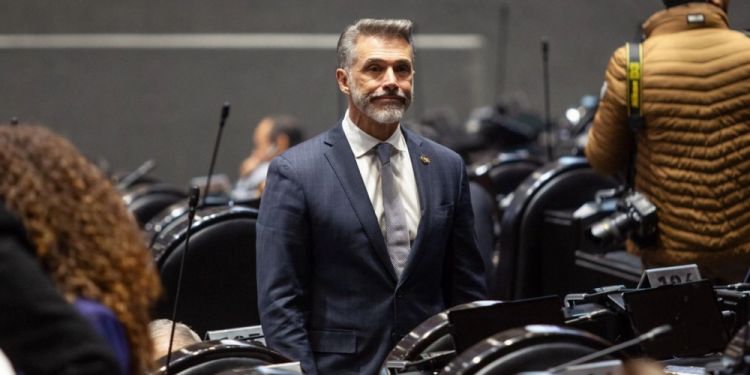 Sergio Mayer atribuye su salida de Morena a conflictos internos y falta de respaldo