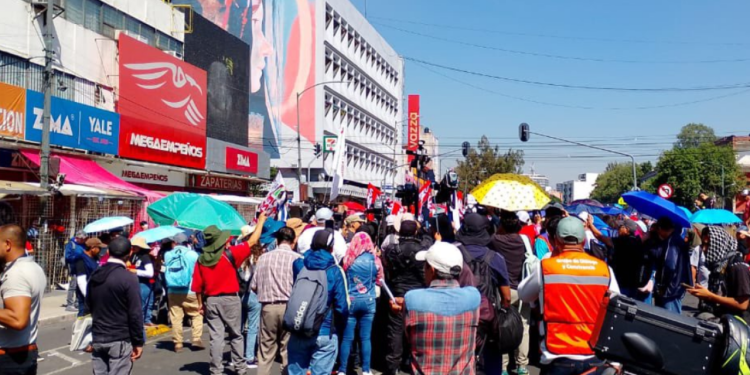 Maestros marchan en CDMX durante el Día del Maestro para exigir aumento salarial y cambios laborales