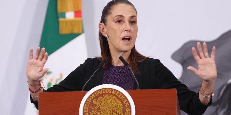 Sheinbaum asegura que Rocha Moya permanece en Sinaloa