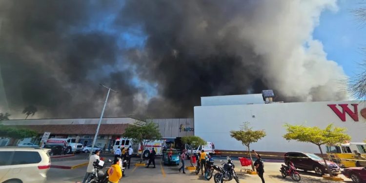 Incendio en plaza comercial de Los Mochis deja cinco muertos y decenas de heridos