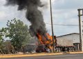 Jornada violenta en Colima deja vehículos incendiados y agentes heridos