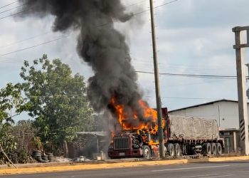 Jornada violenta en Colima deja vehículos incendiados y agentes heridos
