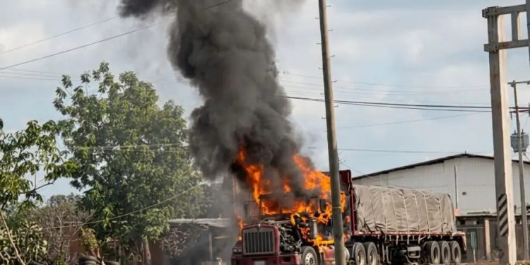 Jornada violenta en Colima deja vehículos incendiados y agentes heridos