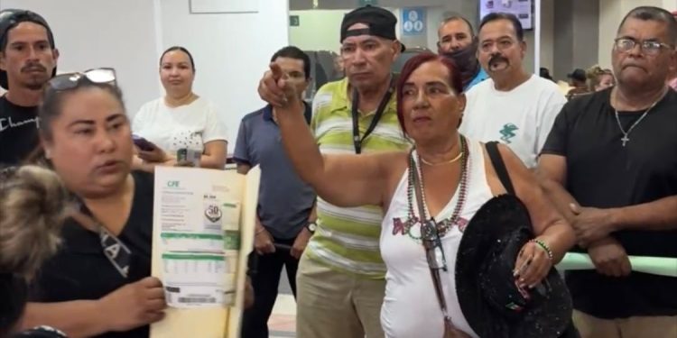 Usuarios protestan contra la CFE en Sinaloa por recibos de luz de hasta 30 mil pesos