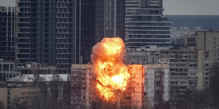 Ofensiva sobre el Kremlin: Ucrania asina histórico ataque con más de 990 drones contra infraestructura petrolera en Moscú