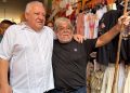 Artesanos y comerciantes de Cozumel reciben con júbilo a Rafa Marín en la Plaza del Sol