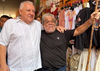 Artesanos y comerciantes de Cozumel reciben con júbilo a Rafa Marín en la Plaza del Sol