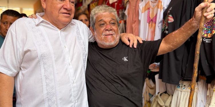 Artesanos y comerciantes de Cozumel reciben con júbilo a Rafa Marín en la Plaza del Sol