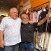 Artesanos y comerciantes de Cozumel reciben con júbilo a Rafa Marín en la Plaza del Sol