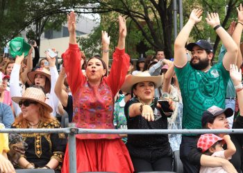 Miles de personas celebran Gran Desfile Mundialista “La pelota vuelve a casa”, en Avenida Paseo de la Reforma