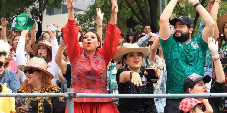 Miles de personas celebran Gran Desfile Mundialista “La pelota vuelve a casa”, en Avenida Paseo de la Reforma