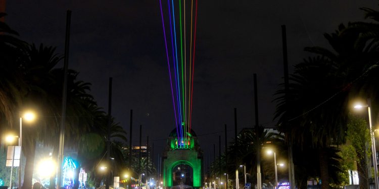 Con el encendido de la obra Arcoiris Global, la Ciudad De México manda un mensaje de diversidad y garantía de derechos: Clara Brugada