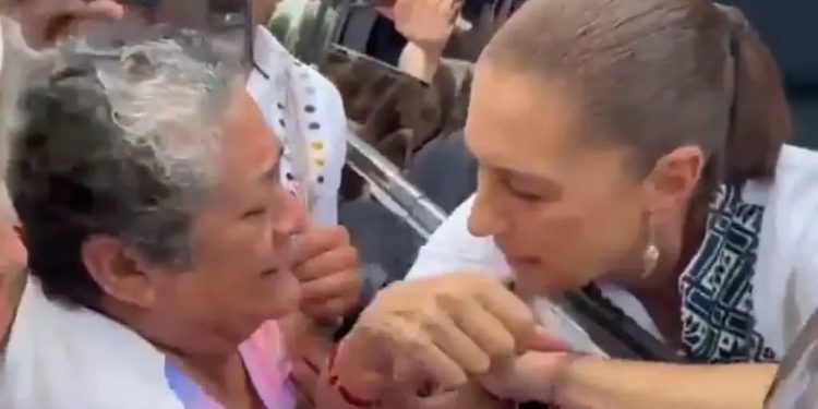 Coatzacoalcos: Claudia Sheinbaum atiende a la madre de la periodista desaparecida Roxana Guzmán y asigna el caso a García Harfuch