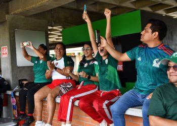 Aficionados tabasqueños vibran con el debut de México en el Mundial desde el Centenario