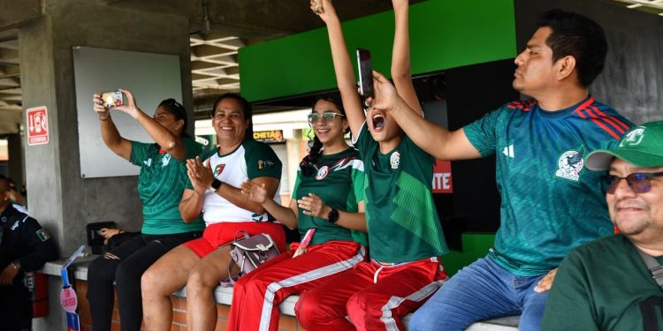 Aficionados tabasqueños vibran con el debut de México en el Mundial desde el Centenario