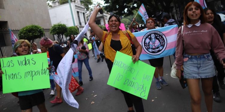 Amnistía Internacional cuestiona desalojo de protesta trans en la Segob y pide diálogo con autoridades