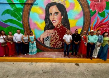 Develan mural en honor a Fátima Bosch Fernández durante aniversario de Teapa como Pueblo Mágico