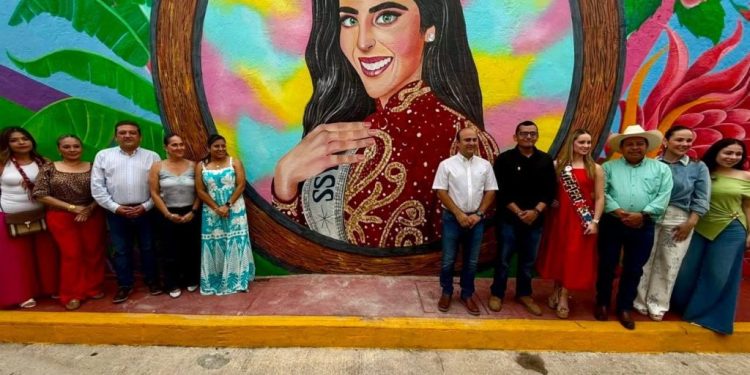 Develan mural en honor a Fátima Bosch Fernández durante aniversario de Teapa como Pueblo Mágico