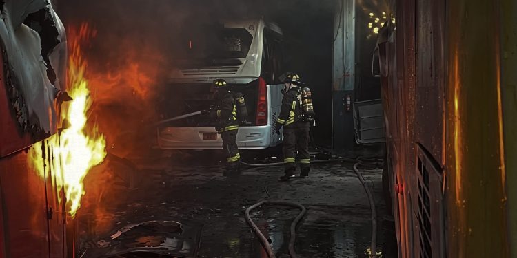 Autoridades investigan conato de incendio en encierro de autobuses Del Valle en la SM 72 de Cancún